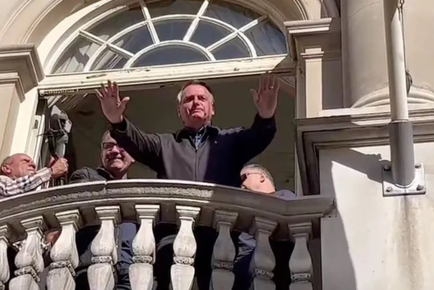 Bolsonaro se irrita com pergunta sobre uso político de viagem a Londres