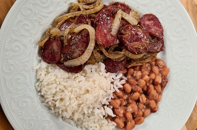 Prato Feito com Linguiça Calabresa Acebolada | Receita Swift