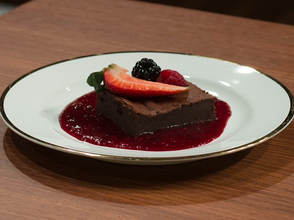 Bolo de chocolate com calda de frutas vermelhas | Band Receitas