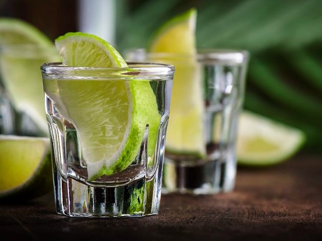 Cachaça e aguardente são bebidas diferentes, já a pinga é um apelido para a primeira  Reprodução/Envato Elements