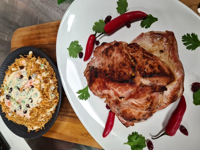 Pernil Suíno com Salpicão de Legumes | Receita Swift