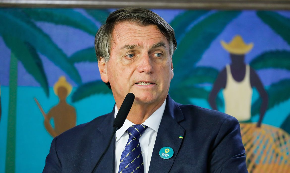 Bolsonaro sanciona projeto que limita entre 17 e 18% o ICMS sobre combustíveis