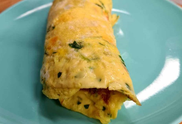 Omelete de legumes e queijo cheddar | Band Receitas