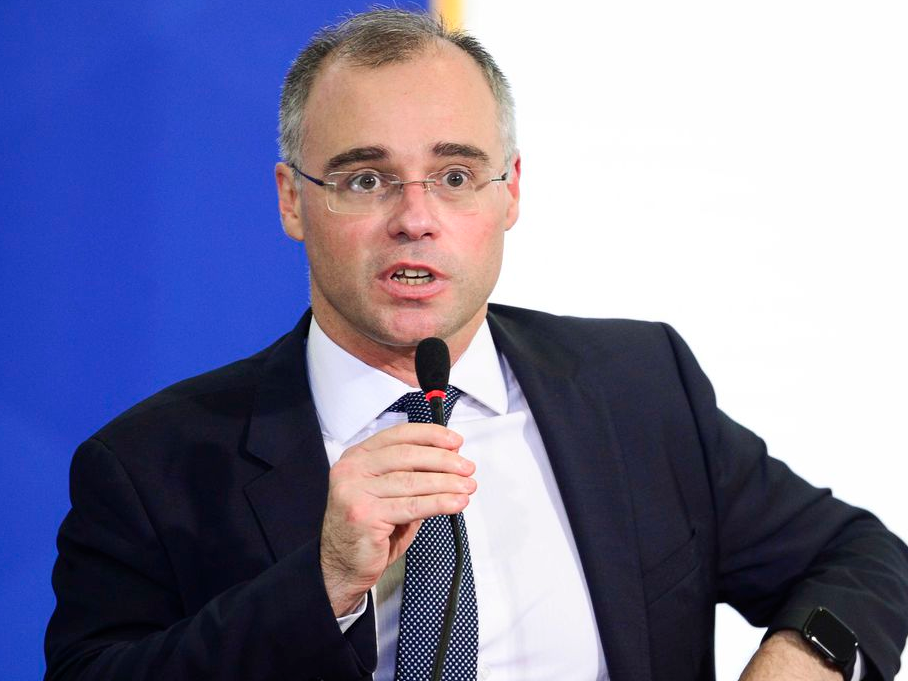 Bolsonaro oficializa indicação de André Mendonça a vaga no STF