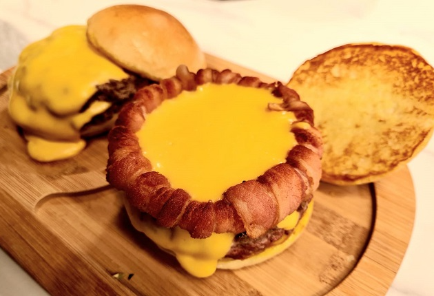 Hambúrguer bovino com molho de queijo e onion bacon | Band Receitas