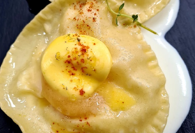 Ravióli de gema com ricota temperada e fonduta de queijo | Band Receitas