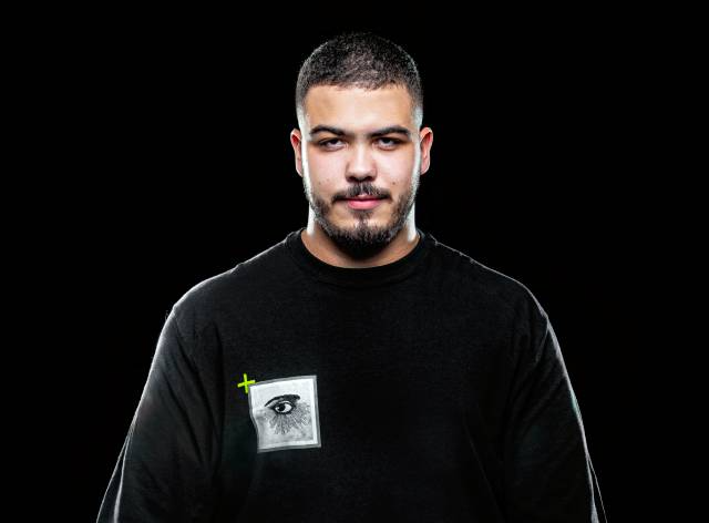 Aos 22 anos, Ronald faz releitura do hit Vou Com Carinho, Ela Quer Com Força.