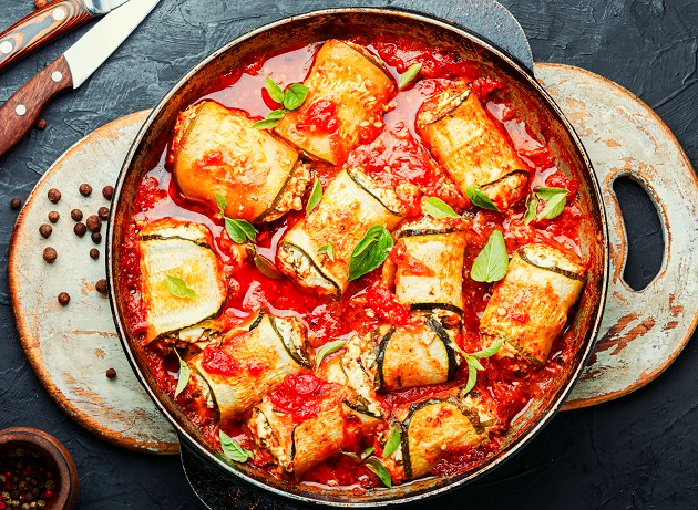 Abobrinha é servida com molho de tomate e pesto nessa receita prática da Carole Crema Envato Elements