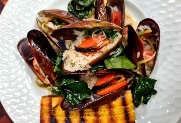 Arroz lambe-lambe de mariscos com taioba e banana-da-terra grelhada | Band Receitas