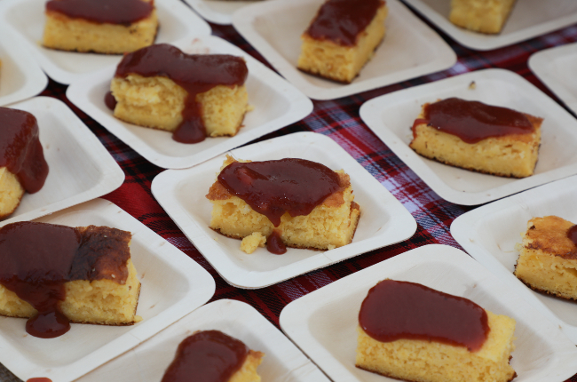 Bolo de milho cremoso com calda de goiabada | Band Receitas