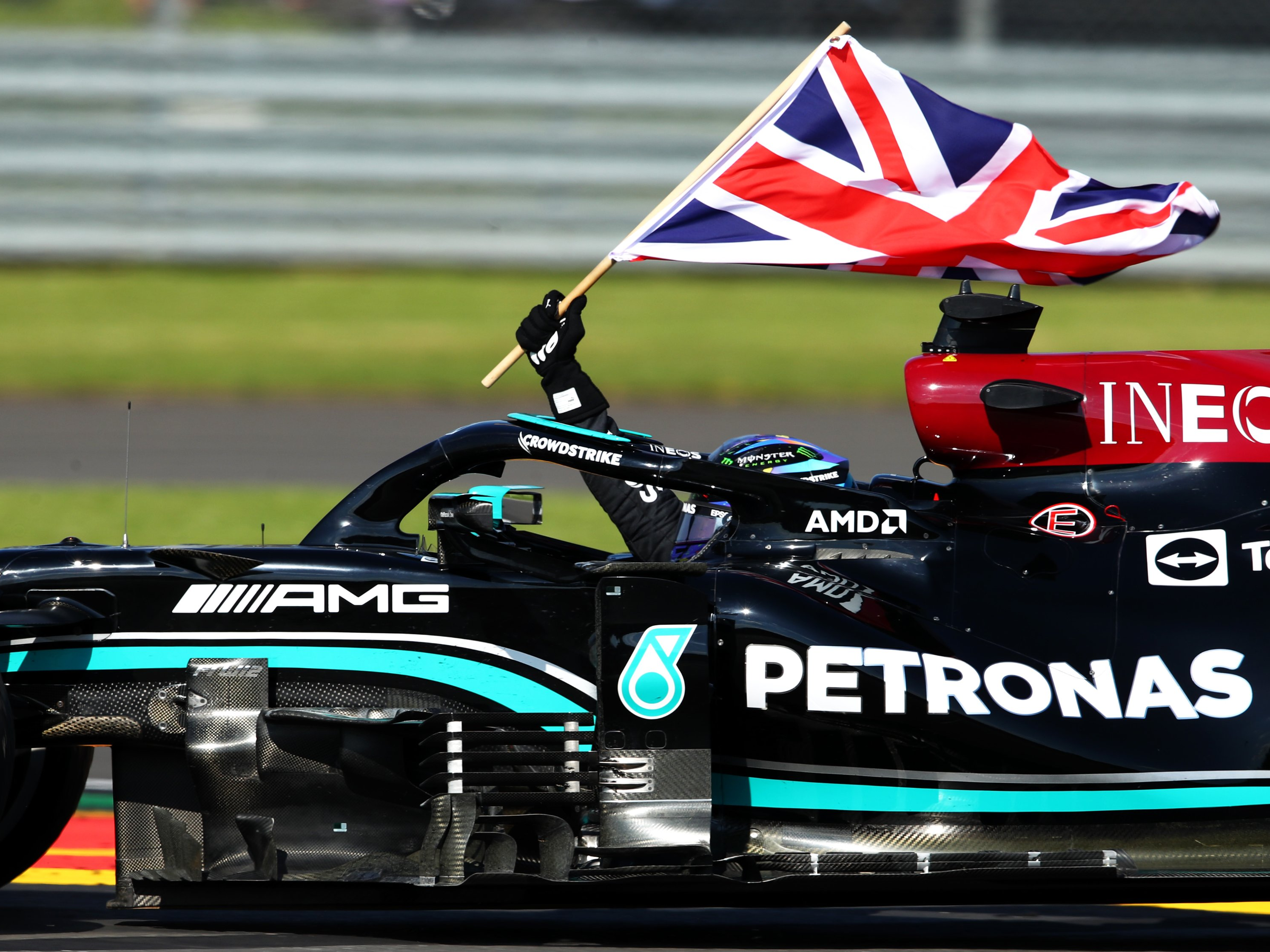 F1: Hamilton supera Leclerc no fim e vence o GP da Grã-Bretanha