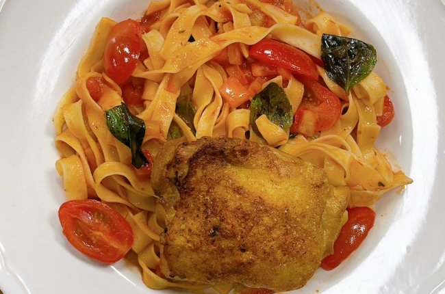 Macarrão ao molho de tomate rústico com sobrecoxa | Band Receitas