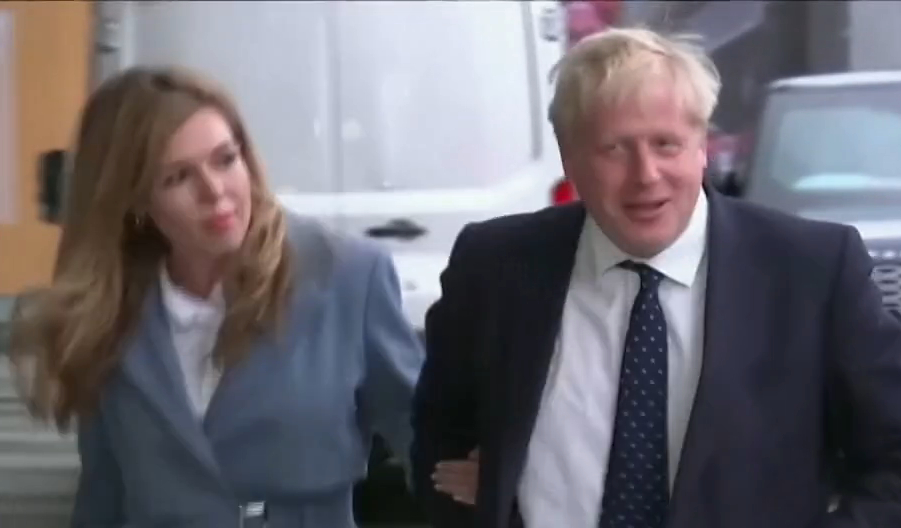 Polícia de Londres multa o premiê Boris Johnson por festa durante a pandemia