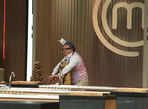 Erick Jacquin diverte crianças vestido de cookie no MasterChef Júnior; assista