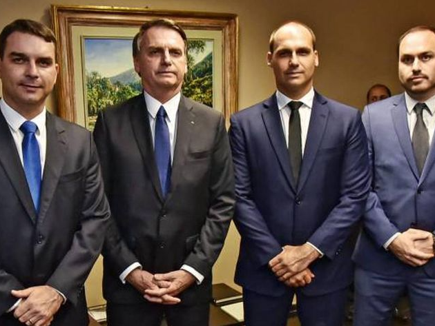 Gastos sob sigilo, "rachadinhas" e ofensas: as polêmicas de Bolsonaro e sua família