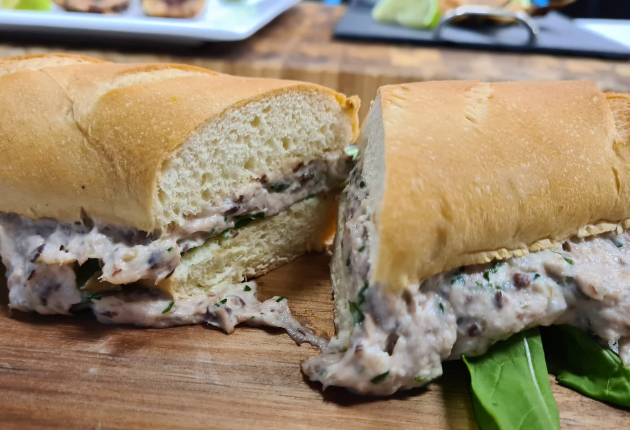 Sanduíche de patê de sardinha na baguete | Band Receitas