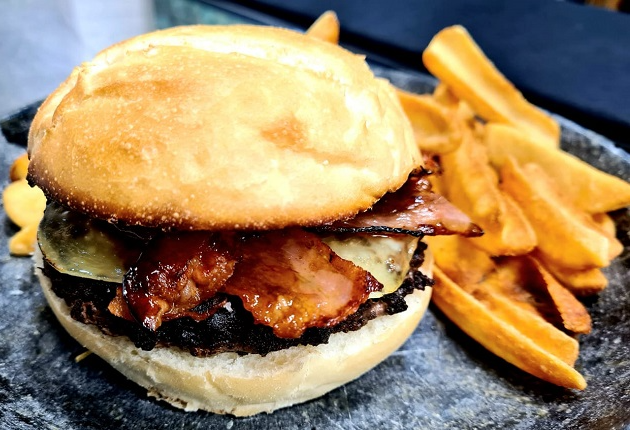 Hambúrguer com Bacon Caramelizado Swift | Receita Swift