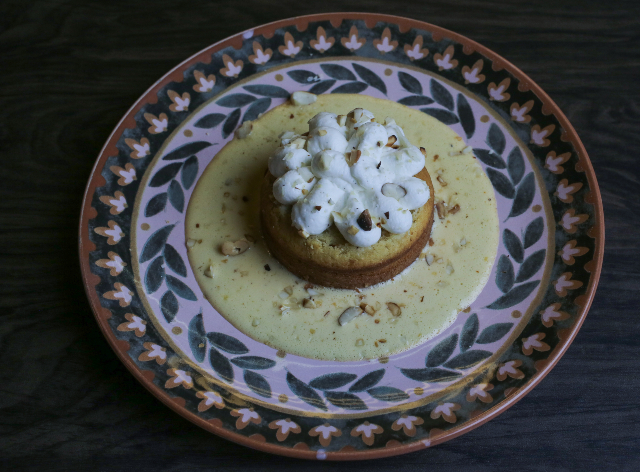 Minibolo de especiarias com chantilly de baunilha e cumaru e creme inglês aromatizado (Foto: Melissa Haidar/Band)
